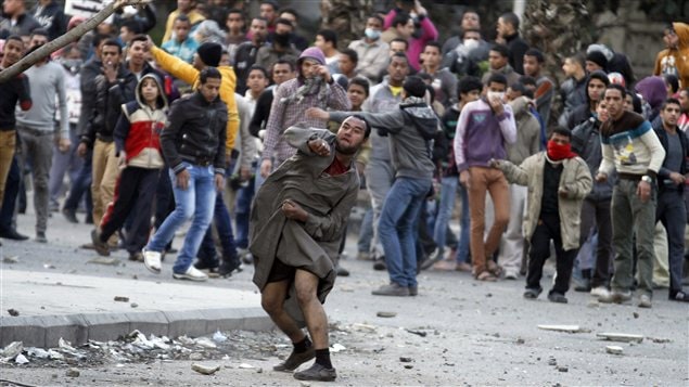 Les affrontements entre manifestants et forces de l'ordre se poursuivent près de la place Tahrir, au Caire. Les affrontements entre manifestants et forces de l'ordre se poursuivent près de la place Tahrir, au Caire.
