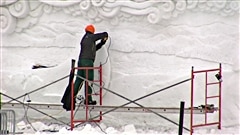 Des artisans sculptent au Domaine des flocons à Gatineau, en attendant l'ouverture du Bal de neige (2013). Des artisans sculptent au Domaine des flocons à Gatineau, en attendant l'ouverture du Bal de neige (2013).