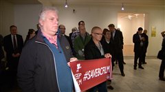 Des membres du mouvement Save BC Film ont déployé une banderole. Des membres du mouvement Save BC Film ont déployé une banderole.