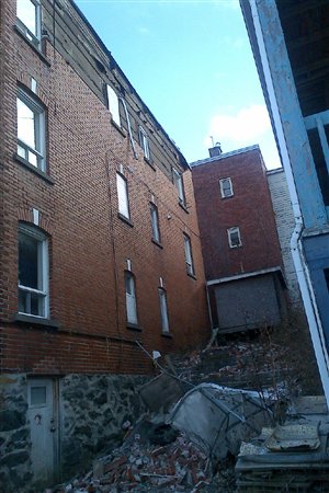 Une partie d'un mur extérieur d'un triplex de Sherbrooke a tombé à cause des vents. Une partie d'un mur extérieur d'un triplex de Sherbrooke a tombé à cause des vents.