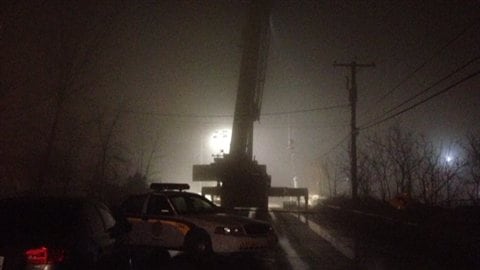 Les recherches pour retrouver les travailleurs disparus dans le glissement de terrain à l'Épiphanie se poursuivent malgré le brouillard. Les recherches pour retrouver les travailleurs disparus dans le glissement de terrain à l'Épiphanie se poursuivent malgré le brouillard.