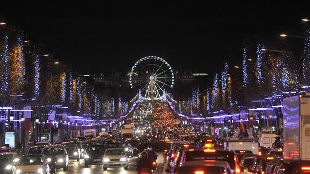 Les Champs-Élysées, à Paris, resteront éclairés. Les Champs-Élysées, à Paris, resteront éclairés.