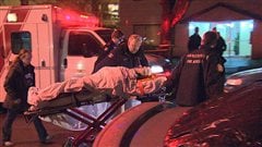 Des membres des ervices paramédicaux et d'incendie de Vancouver transportent une personne blessée au couteau dans le quartier West End de la ville, le 31 janvier 2013. Des membres des ervices paramédicaux et d'incendie de Vancouver transportent une personne blessée au couteau dans le quartier West End de la ville, le 31 janvier 2013.
