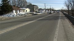 Les usagers du transport en commun doivent attendre dans la rue sur le bouldevard Maloney à Gatineau. Les usagers du transport en commun doivent attendre dans la rue sur le bouldevard Maloney à Gatineau.