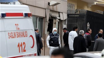 La porte du poste de contrôle de l'ambassade a été soufflée par la déflagration. La porte du poste de contrôle de l'ambassade a été soufflée par la déflagration.