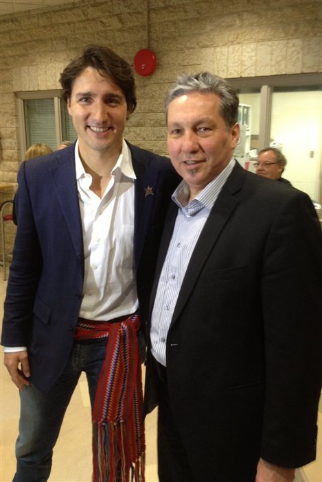 Justin Trudeau (à g.) et Daniel Vandal à l'Université de St-Boniface vendredi Justin Trudeau (à g.) et Daniel Vandal à l'Université de St-Boniface vendredi