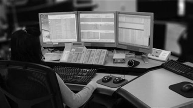 Une répartitrice des services 9-1-1 de la GRC. Une répartitrice des services 9-1-1 de la GRC.