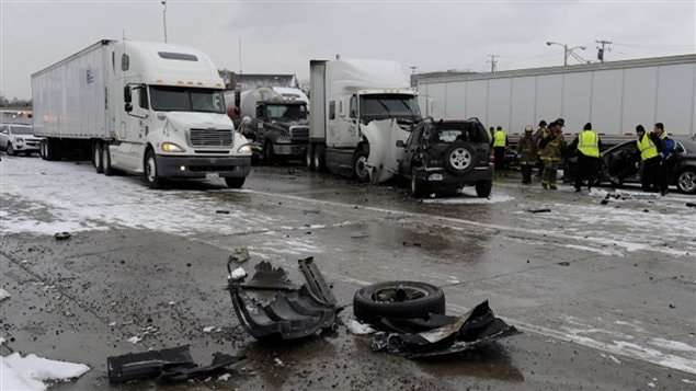 Plusieurs camions semi-remorques ont été impliqués dans le méga-carambolage. Plusieurs camions semi-remorques ont été impliqués dans le méga-carambolage.