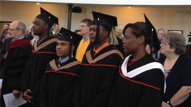 Quatre étudiants haïtiens de l'Université de Winnipeg ont reçu leur diplôme vendredi. Quatre étudiants haïtiens de l'Université de Winnipeg ont reçu leur diplôme vendredi.