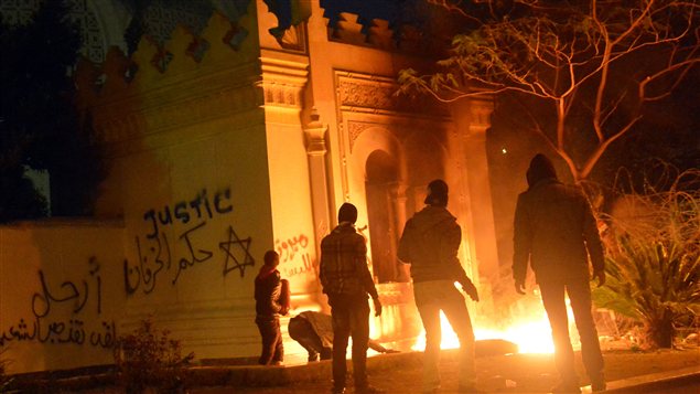 Des manifestants devant le palais présidentiel au Caire Des manifestants devant le palais présidentiel au Caire