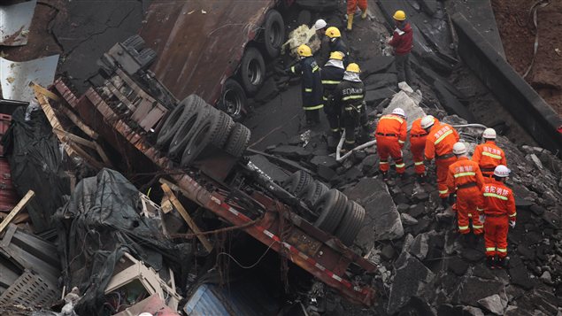 Le pont Yichang s'est effondré, tuant au moins 26 personnes Le pont Yichang s'est effondré, tuant au moins 26 personnes