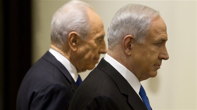 Benyamin Nétanyahou, vainqueur des élections en Israël, et le président Shimon Peres, en arrière-plan, lors d'une cérémonie à Jérusalem, le 2 février Benyamin Nétanyahou, vainqueur des élections en Israël, et le président Shimon Peres, en arrière-plan, lors d'une cérémonie à Jérusalem, le 2 février