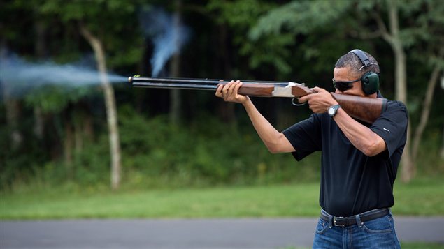La photo de Barack Obama tirant au pigeon d’argile émise par la Maison-Blanche. La photo de Barack Obama tirant au pigeon d’argile émise par la Maison-Blanche.