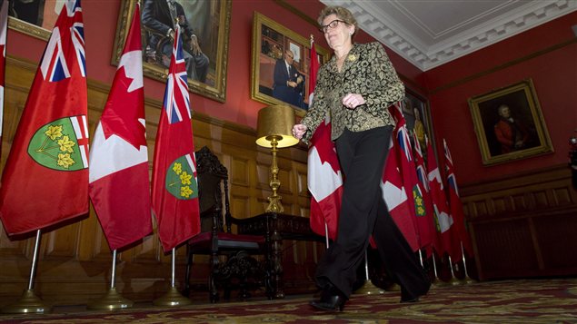 La première ministre désignée de l'Ontario, Kathleen Wynne, à sa sortie du bureau du lieutenant gouverneur David Onley, le 25 janvier 2013 La première ministre désignée de l'Ontario, Kathleen Wynne, à sa sortie du bureau du lieutenant gouverneur David Onley, le 25 janvier 2013