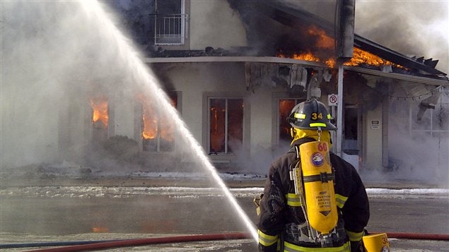 La fromagerie St-Albert est complètement ravagée par l'incendie. La fromagerie St-Albert est complètement ravagée par l'incendie.