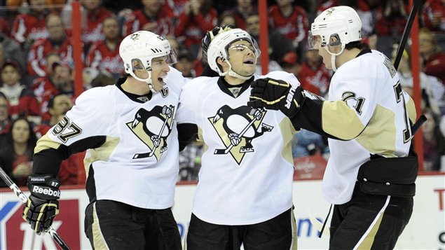 Chris Kunitz (au centre) célèbre avec Sidney Crosby et Evgeni Malkin. Chris Kunitz (au centre) célèbre avec Sidney Crosby et Evgeni Malkin.