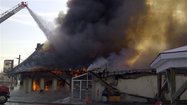 La fromagerie St-Albert est complètment ravagée par l'incendie. La fromagerie St-Albert est complètment ravagée par l'incendie.