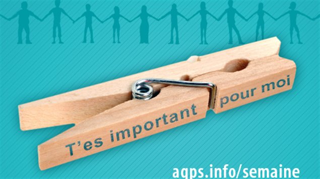 2000 épingles à linge ont été distribuées dans les écoles secondaires de l’Estrie pour sensibiliser les jeunes à la problématique du suicide. 2000 épingles à linge ont été distribuées dans les écoles secondaires de l’Estrie pour sensibiliser les jeunes à la problématique du suicide.