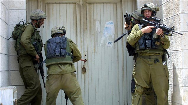 Des soldats israéliens lors d'une opération à Naplouse en 2004 Des soldats israéliens lors d'une opération à Naplouse en 2004