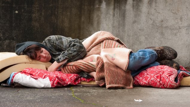 Une sans-abris dort par terre. Une sans-abris dort par terre.