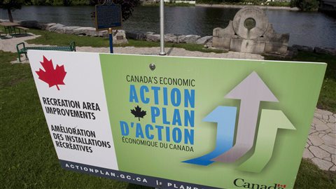 Une publicité associée au Plan d'action économique du gouvernement conservateur en Ontario le 23 août 2010. Une publicité associée au Plan d'action économique du gouvernement conservateur en Ontario le 23 août 2010.