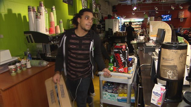 Un étudiant universitaire au travail Un étudiant universitaire au travail