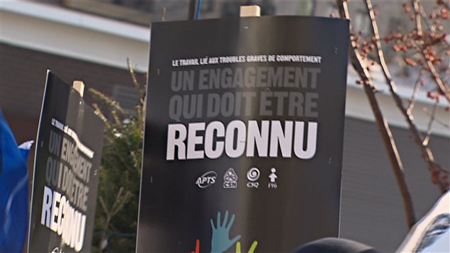 Une pancarte lors de la manifestation de travailleurs qui oeuvrent auprès de clientèles souffrant de troubles importants du comportement. Une pancarte lors de la manifestation de travailleurs qui oeuvrent auprès de clientèles souffrant de troubles importants du comportement.