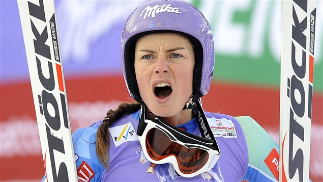 La Slovène Tina Maze réagit à la chute de l'Américaine Lindsey Vonn pendant le super-G de Schladming, en Autriche. La Slovène Tina Maze réagit à la chute de l'Américaine Lindsey Vonn pendant le super-G de Schladming, en Autriche.