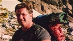 Le Dr Roger Morrison, a été trouvé mort dans sa maison de Revelstoke en Colombie-Britannique, en novembre 2012. Son frère John ne croit pas qu'il s'est suicidé comme l'ont conclu le coroner et la police. Le Dr Roger Morrison, a été trouvé mort dans sa maison de Revelstoke en Colombie-Britannique, en novembre 2012. Son frère John ne croit pas qu'il s'est suicidé comme l'ont conclu le coroner et la police.