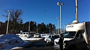 Les policiers de Gatineau ont érigé un poste de commandement à la prison de Hull. Les policiers de Gatineau ont érigé un poste de commandement à la prison de Hull.