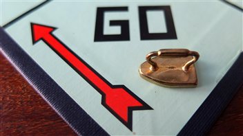 Le jeton en forme de fer à repasser ne fait plus partie des nouveaux jeux Monopoly. Le jeton en forme de fer à repasser ne fait plus partie des nouveaux jeux Monopoly.