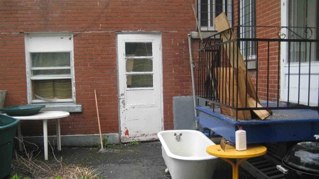 La cour arrière de l'appartement, au moment où vivait Sandy. La cour arrière de l'appartement, au moment où vivait Sandy.
