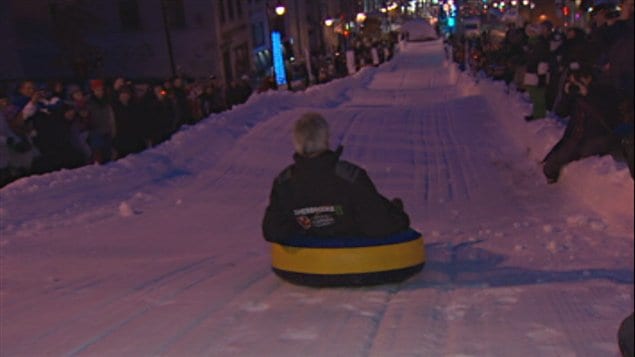 Le maire de Sherbrooke, Bernard Sévigny, profite de la glissade du Carnaval de Sherbrooke. Le maire de Sherbrooke, Bernard Sévigny, profite de la glissade du Carnaval de Sherbrooke.