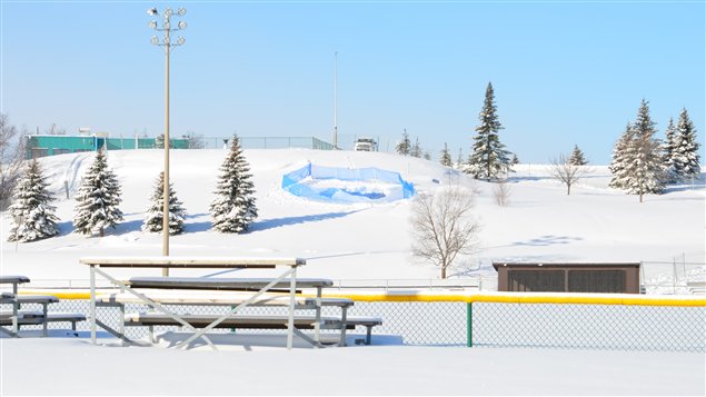 Le trou qui s'est formé dans le sol, au parc Mouska de Rouyn-Noranda, a été entouré d'une banderole pour éviter tout accident. Le trou qui s'est formé dans le sol, au parc Mouska de Rouyn-Noranda, a été entouré d'une banderole pour éviter tout accident.