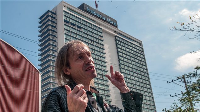 Alain Robert devant l'hôtel Habana libre Alain Robert devant l'hôtel Habana libre