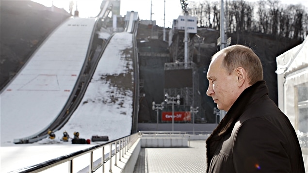Vladimir Poutine devant les installations de saut à skis Vladimir Poutine devant les installations de saut à skis
