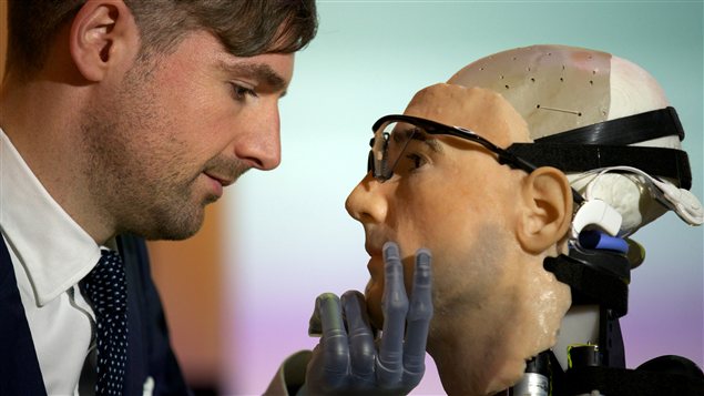 Le robot Rex et l'un de ses concepteurs Le robot Rex et l'un de ses concepteurs