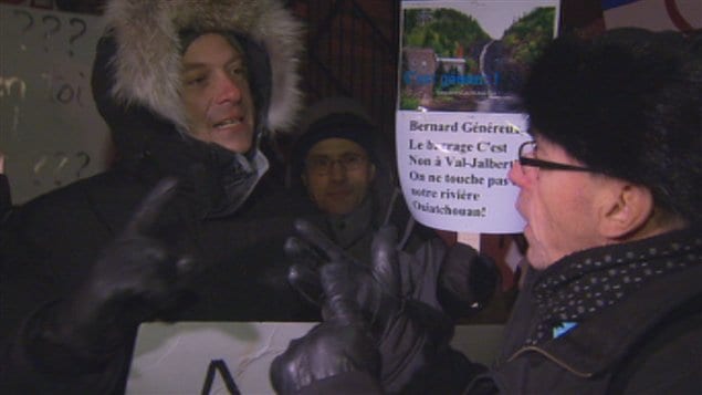 Des opposants à la centrale de Val-Jalbert manifestent devant les bureaux du député Denis Trottier, à Saint-Félicien Des opposants à la centrale de Val-Jalbert manifestent devant les bureaux du député Denis Trottier, à Saint-Félicien