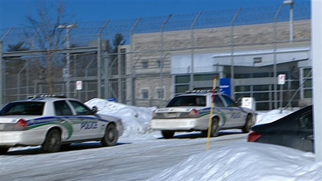 Les 16 détenus de la prison de Hull, qui s'étaient enfermés dans l'aide à sécurité maximale, ont levé leur barricade en début de soirée. Les 16 détenus de la prison de Hull, qui s'étaient enfermés dans l'aide à sécurité maximale, ont levé leur barricade en début de soirée.