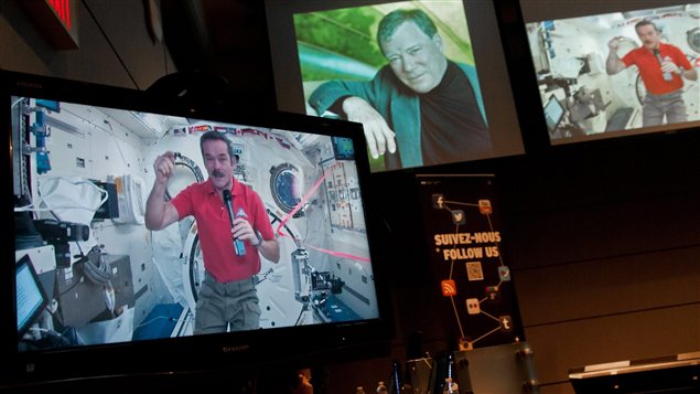 William Shatner a parlé pendant quelques minutes avec l'astronaute canadien Chris Hadfield, qui a amorcé en décembre un séjour de cinq mois dans l'espace. William Shatner a parlé pendant quelques minutes avec l'astronaute canadien Chris Hadfield, qui a amorcé en décembre un séjour de cinq mois dans l'espace.