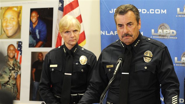 Le chef de police de Los Angeles Charlie Beck se tient à côté de photographies du suspect, Christopher Dorner, qui est toujours au large Le chef de police de Los Angeles Charlie Beck se tient à côté de photographies du suspect, Christopher Dorner, qui est toujours au large