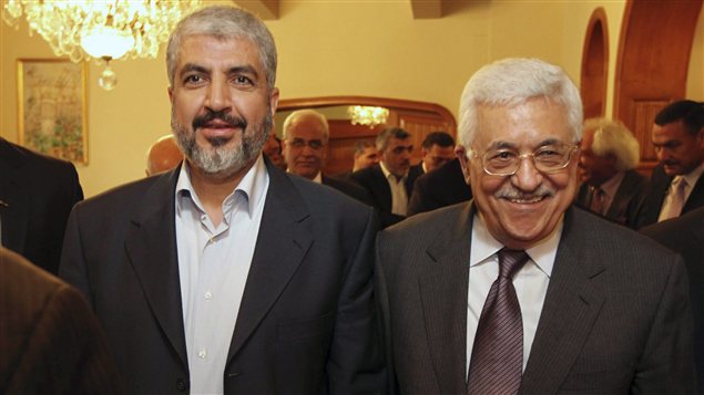 Le chef du Hamas Khaled Meshaal (gauche) avec le président palestinien, Mahmoud Abbas Le chef du Hamas Khaled Meshaal (gauche) avec le président palestinien, Mahmoud Abbas