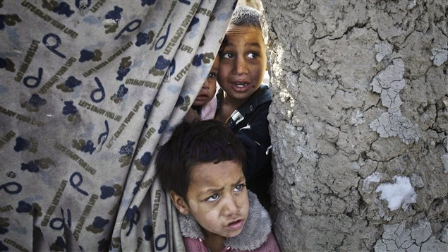 Des enfants attendent de l'aide humanitaire dans un camp de réfugiés de Kaboul, en Afghanistan. Des enfants attendent de l'aide humanitaire dans un camp de réfugiés de Kaboul, en Afghanistan.
