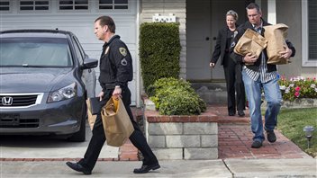 Les policiers emmènent des effets personnels appartement à Christopher Dorner de la maison de sa mère, à La Palma, en Californie. Les policiers emmènent des effets personnels appartement à Christopher Dorner de la maison de sa mère, à La Palma, en Californie.