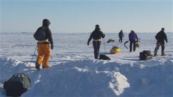 Marcheurs autour du lac Saint-Jean dans le cadre du Double défi Marcheurs autour du lac Saint-Jean dans le cadre du Double défi
