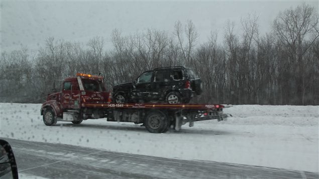 Une voiture remorquée près de Boisbriand Une voiture remorquée près de Boisbriand