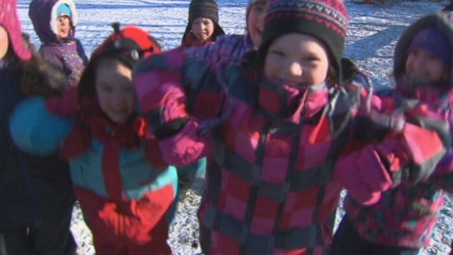 Des jeunes de Sherbrooke bougent 20 minutes avant d'entrer en classe. Des jeunes de Sherbrooke bougent 20 minutes avant d'entrer en classe.