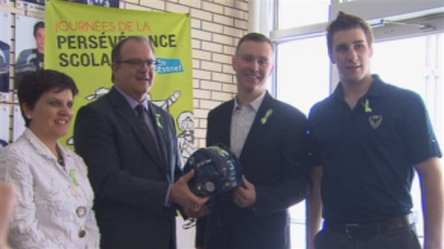 Les joueurs de l'équipe junior de hockey du Phoenix de Sherbrooke seront les ambassadeurs des Journées de la persévérance scolaire en Estrie. Les joueurs de l'équipe junior de hockey du Phoenix de Sherbrooke seront les ambassadeurs des Journées de la persévérance scolaire en Estrie.