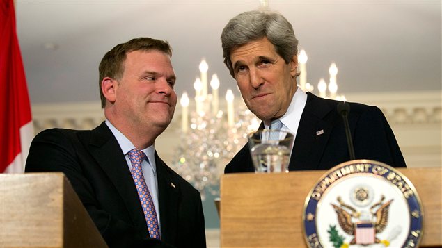 Le ministre canadien des Affaires étrangères, John Baird, et le secrétaire d'État américain, John Kerry Le ministre canadien des Affaires étrangères, John Baird, et le secrétaire d'État américain, John Kerry