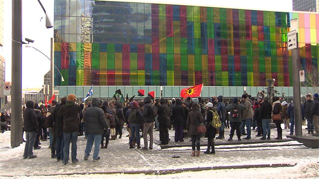 Des manifestants devant le Palais des congrès à Montréal Des manifestants devant le Palais des congrès à Montréal